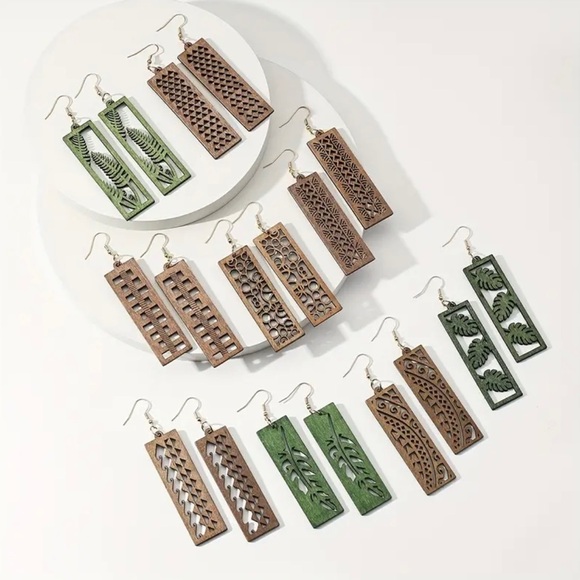 ⭐️ 5 for $25 Natural Wood Green Painted Lightweight Carved Earrings - Picture 4 of 7